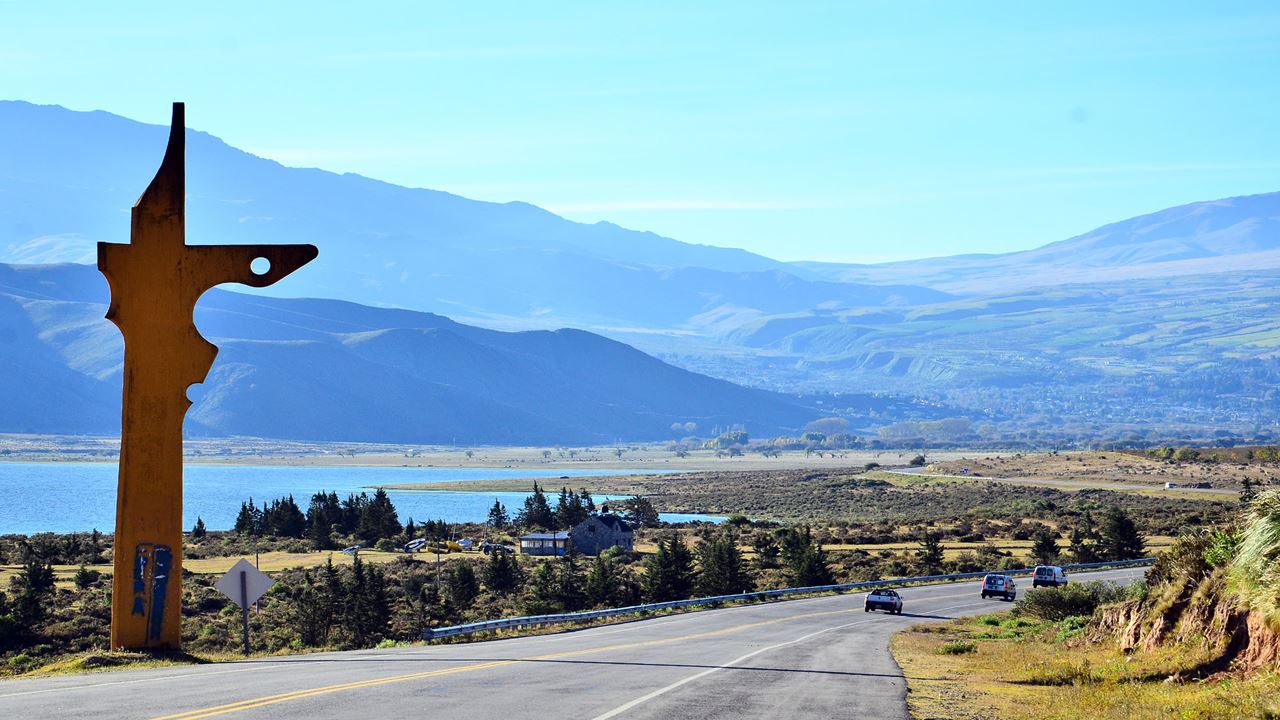 Ruta y lago en Tafí del Valle